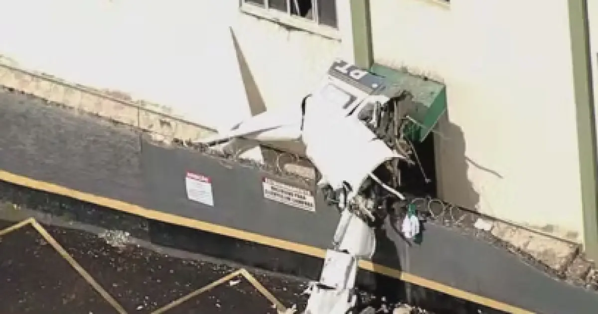 Prédio residencial em Belo Horizonte é atingido por avião de pequeno porte em Belo Horizonte